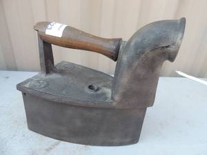 lot 123 image: Cast iron with handle opens on top marked #7  7x4x7