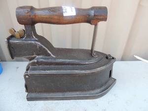 lot 125 image: Cast iron with handle no markings10x4x9