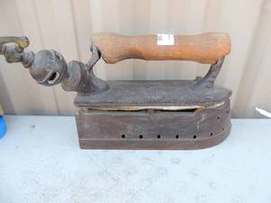 lot 126 image: Cast iron with handle marked Pat Apld for 11x4x8