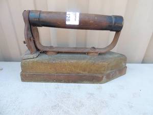 lot 128 image: Cast iron with handle marked Hotpoint CAT 438F24 W.899 V.110 Lbs. 15 Edison  Electronic appliance co. Inc. made in New York, chicago, Ontario cal 10x3x6