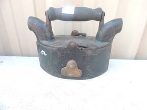 lot 129 image: Cast iron with removable handle marked pat. July 28 1902 7x4x6