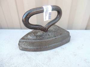 lot 130 image: Cast iron with handle marked with 2 Ds 6x4x5