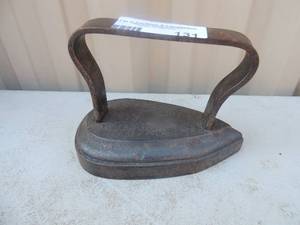 lot 131 image: Cast iron with handles no markings 6x4x5