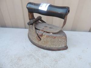lot 132 image: Cast iron with removable handle marked with sad iron 72-B 6x3x5