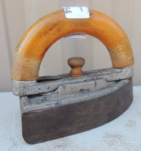 lot 134 image: cast iron with removable handle marked G-2  12 FG 6x3x4
