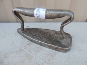 lot 135 image: Cast iron with handle no marking 7x3x4
