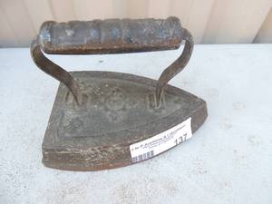 lot 137 image: cast iron with handle marked B #8 6x4x4
