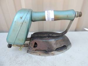 lot 140 image: Cast iron with handle marked model#255 sure flame brand made in USA 7x4x5