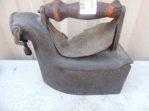 lot 141 image: Cast iron with handle marked Modelo Redistado Cuba 7x3x7