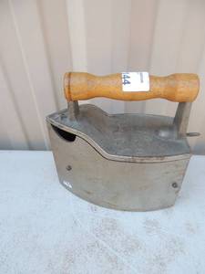lot 144 image: Cast iron with handle marked eclipse pat. Appl. For 1903 6x3x6