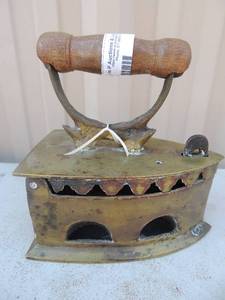 lot 148 image: Gold color Cast iron with liftable handle markings in chinese 8x5x8