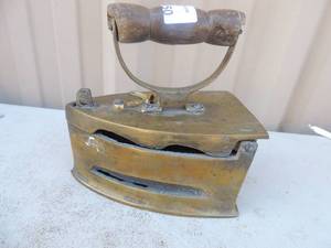 lot 150 image: Gold color metal iron with liftable handle no markings 7x4x6