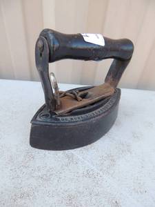 lot 151 image: Cast iron with removable handle marked Colerookdale Iron co. Boyertown Pa. USA 6x3x4