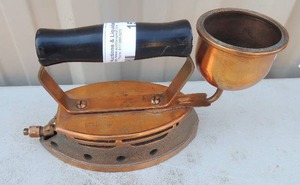lot 152 image: Gold color Cast iron with handle Marked the Coleman Iron #2 made in the USA patent pending 7x3x6