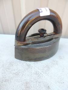 lot 153 image: Cast iron with removable handle no markings 6x3x5