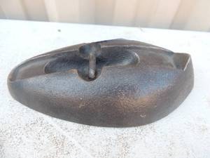 lot 159 image: Cast iron no handle 1 loop no markings 7x3x2