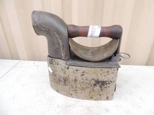 lot 162 image: cast iron with handle no markings 6x4x8