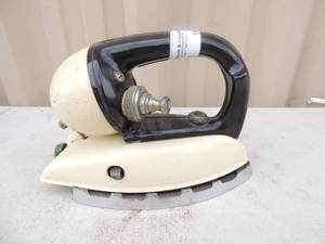 lot 163 image: Metal iron with handle marked model DN 250 made in England British pat. 524719 Australian pat.114305 9x4x6