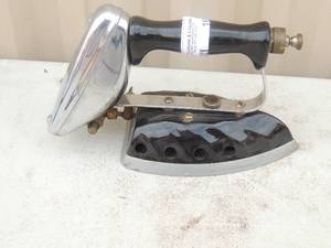 lot 168 image: Metal iron with handle marked America Gas machine Co. Inc. Albert Lea minn. Model # 6664 Pat # 852846 7x4x6