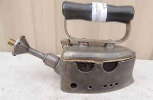 lot 171 image: Metal iron with handle no markings 6x4x6
