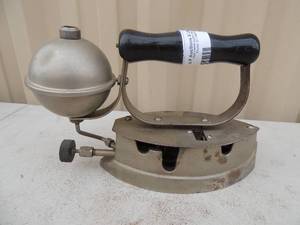 lot 172 image: Metal iron with handle has gaswater canister no markings 7x3x6