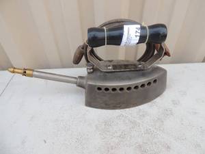 lot 174 image: Metal iron with handle has gas line Marked Universal Gas iron co. rock island  patent April 14 1914 7x4x6