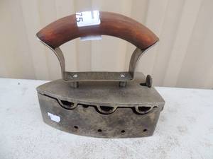 lot 175 image: Cast iron with removable handle marked utility gas iron Bunting-stone Co. Kansas city Patent Aug. 17 1909 6x3x6