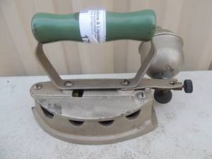 lot 176 image: Cast iron with handle has gassteam canister no markings 7x3x6