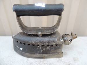 lot 178 image: Cast iron withhandle marked dover MFG Co. dover ohio  6x3x6