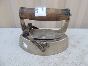 lot 182 image: Metal iron with handle (top no bottom) no markings 6x3x9