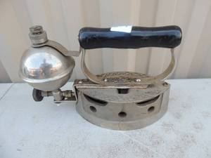 lot 183 image: Cast iron with handle has gas steamcanister marked comfort Fron National stamping and electric works 7x3x6