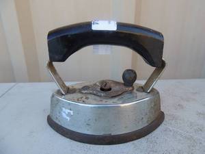 lot 184 image: Metal iron with handle marked dover sad iron #62 6x3x5