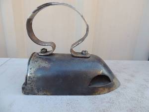 lot 185 image: Cast iron with handle no markings 8x3x6