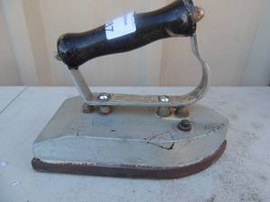lot 187 image: Cast iron with handle marked dowsings #DC18.230-250 volts 800 watts 8x4x6