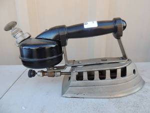 lot 189 image: cast iron with handle has gassteam canister  marked135-5988 no markings 8x4x6