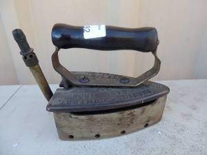 lot 192 image: Cast iron with handle marked I want u comfort gas iron #6 Strause gas iron co. 1910 Philadelphia pa. 6x3x6