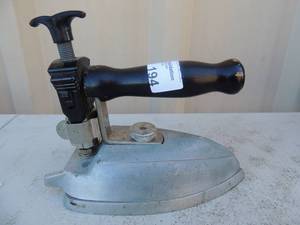 lot 194 image: Cast iron with handle marked 5A250V UND lab inspection 10A-25v &x4x5