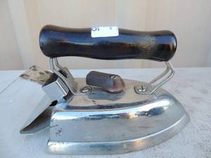 lot 195 image: cast iron with handle marked Sunbeam  des pat.81296 Chicago flexible shaft company USA 110-120 v 1000w 7x4x5