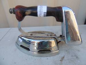 lot 196 image: Cast iron with handle has gassteam canister marked Diamond The akron lamp and MFG. co. pat# 2065492 12-22-1936 7x4x6