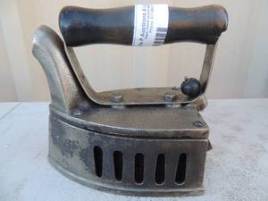 lot 197 image: Cast iron with handle no markings 6x4x6