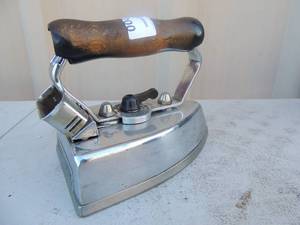 lot 200 image: Cast iron with handle marked American beauty automatic iron volts 110-120 watts 1000 American electrical heater co. Detroit USA 7x4x5