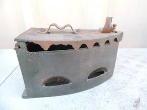 lot 203 image: Cast iron no handle no markings 7x3x4