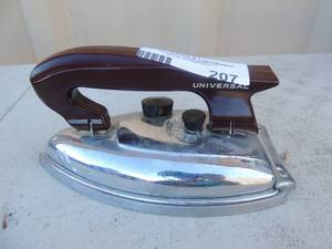 lot 207 image: Cast iron with handle marked Landers Fray & Clark new Britain, Conn. USA 115 v, 676 watt no.D 1675 7x4x3