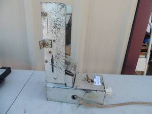 lot 211 image: Metal iron stand has outlet plug no markings 14x4x3-9