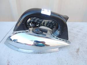 lot 213 image: Metal iron with handle has outlet plug marked handy hot sutomatic chicago  electric mfg. co. model# 15916a4270 Type akon 110-120volt 1000 watt 9x4x5