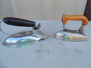 lot 216 image: Metal iron with handle (2) one marked discus B9488 110 volt 150 volt 6x2x4 one marked Kwic way (UL) 115 volt 250 watt Cat.no. K429 Pat 2039.333. St. Louis USA 5x3x4