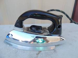 lot 218 image: Metal iron with handle and outlet plug marked general electric 7x4x5