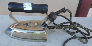 lot 221 image: Metal handle with handle and electric plug marked American beauty iron no. 6  12 American electrical heater co. Detroit USA 105-113 volt 525 watt 6x4x5