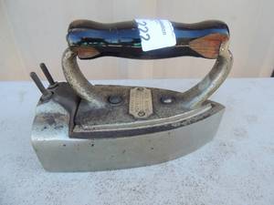 lot 222 image: Metal iron with handle marked dominion electric co. LTD. Ottawa Canada pat 124269 7x3x5
