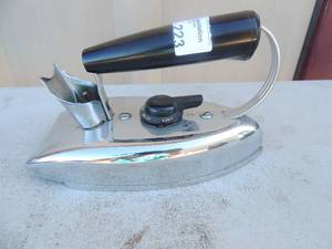 lot 223 image: metal iron with handle has cord marked Canada Minneapolis los angels 115 watt 1000 watt 05HW2.42058991A 8x4x5